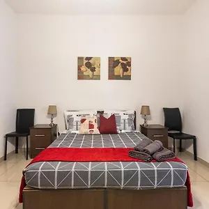 Superbly Located Cosy 2-bedroom La Valeta